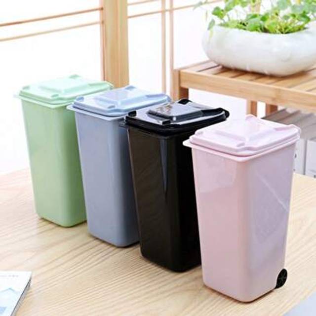 SHEIN 1PC Mini Garbage Bin, Covered Small Trash Can, Desktop Trash Can, Plastic Desktop Waste Paper Basket, Swing-Top Design To Prevent Odor Leakage, Used F
