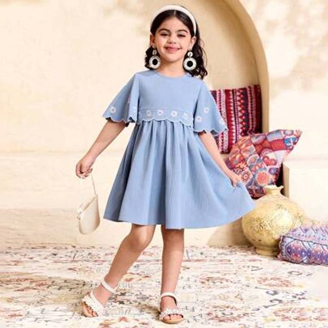 SHEIN Young Girl Casual Vacation Floral Pattern Daisy Embroidery Ruffle Trim Bell Sleeve Patchwork Ruffled Hem Woven Solid Color Dress