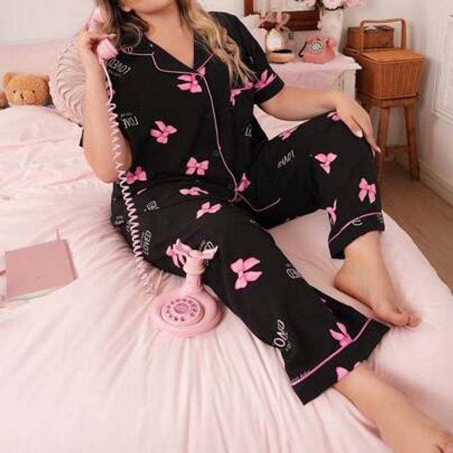 SHEIN Plus Size Women Letter Bow Print Lapel Collar Contrast Stitch Top & Pants Pajama Set