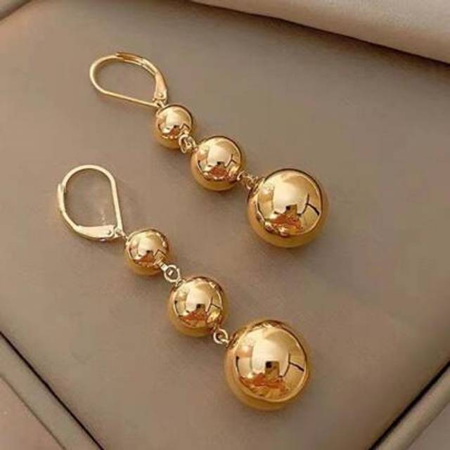 SHEIN Korean ins three gold ball earrings exaggerated ear jewelry female retro French senior long pendant new fashion