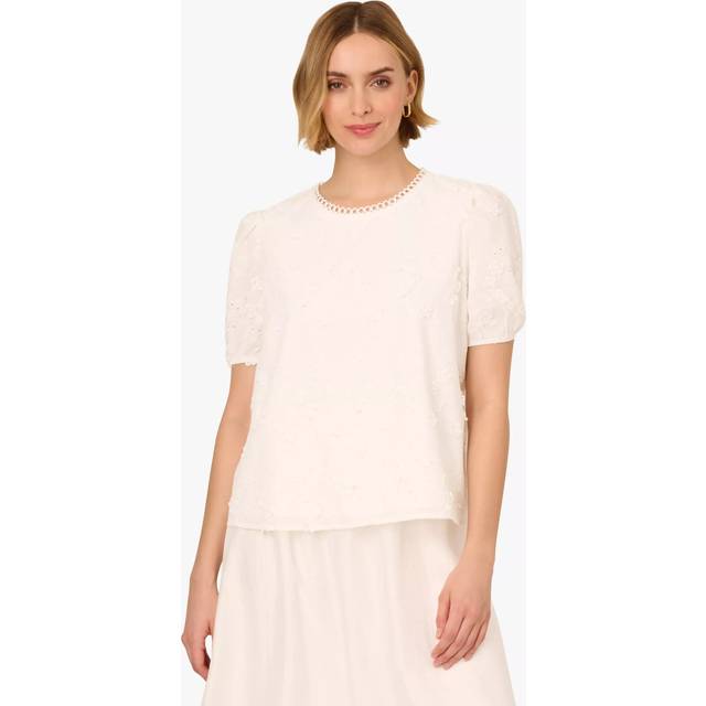 Short Sleeve 3D Eyelet Top In White - M