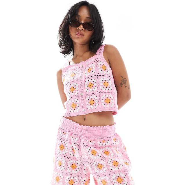 ONLY Petite – Rosa, blommiga och virkade shorts med resårmidja, del av set