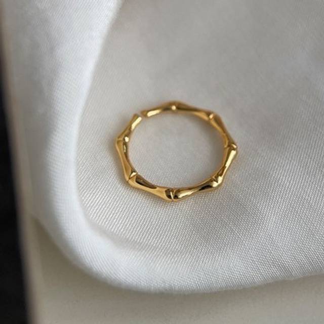 Trendy smooth texture ring with contemporary geometric design for modern wear