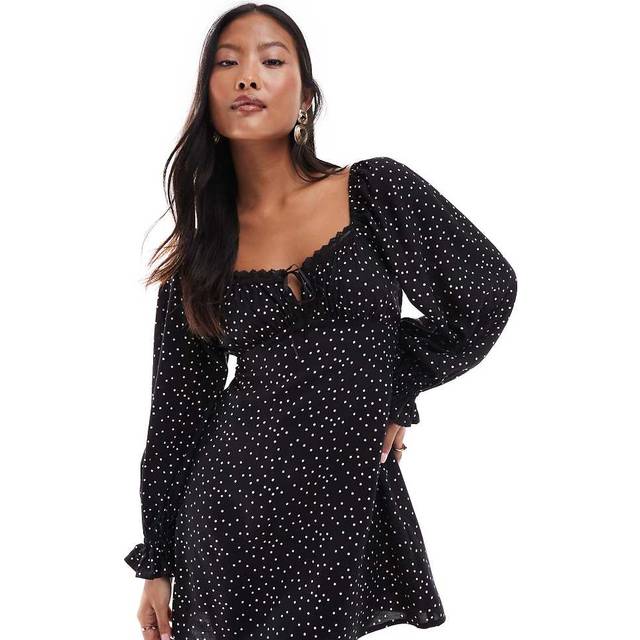 Miss Selfridge Petite – Svart, prickig tea-klänning i minilängd med knytning framtill-Svart/a