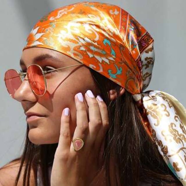 SHEIN 1pc Women Beach Accessories Silk Scarf, Multifunctional Outdoor Sport Headscarf, Suitable For Summer, Beach Cover-Up Or Shawl, 90x90cm Square Scarf Ba
