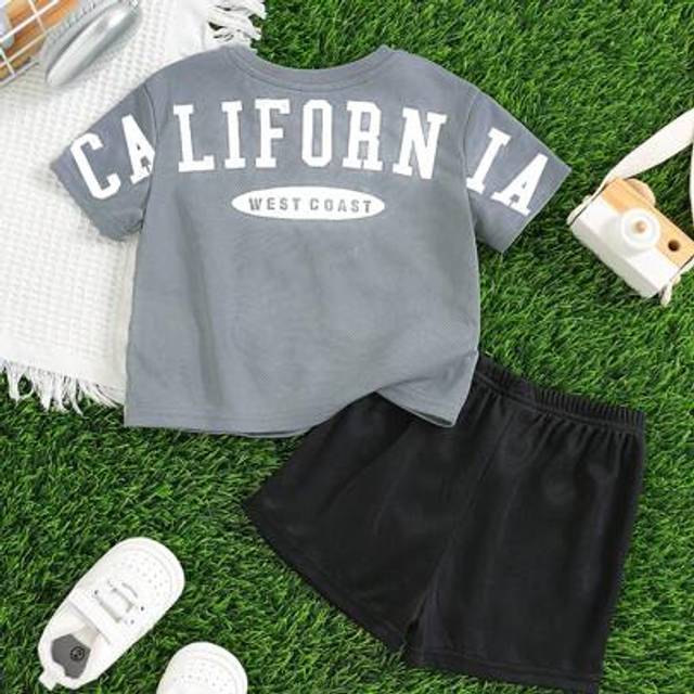 SHEIN 2pcs/Set Baby Boy/Girl Casual Versatile Letter Graphic T-Shirt & Shorts Set, Comfortable Jersey Outfit For Indoor, Outdoor, Daily, Sports, Play, Party