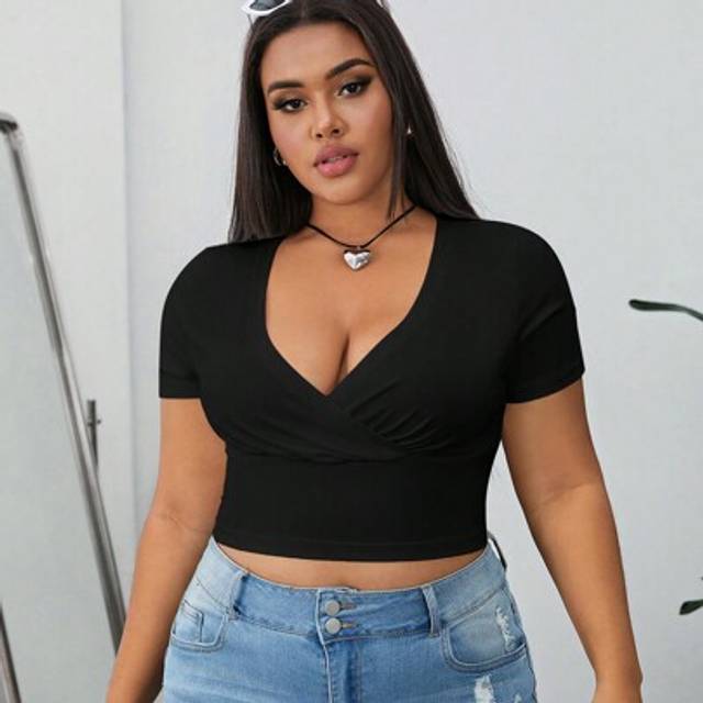 SHEIN Plus Plunge Neck Crop Tee