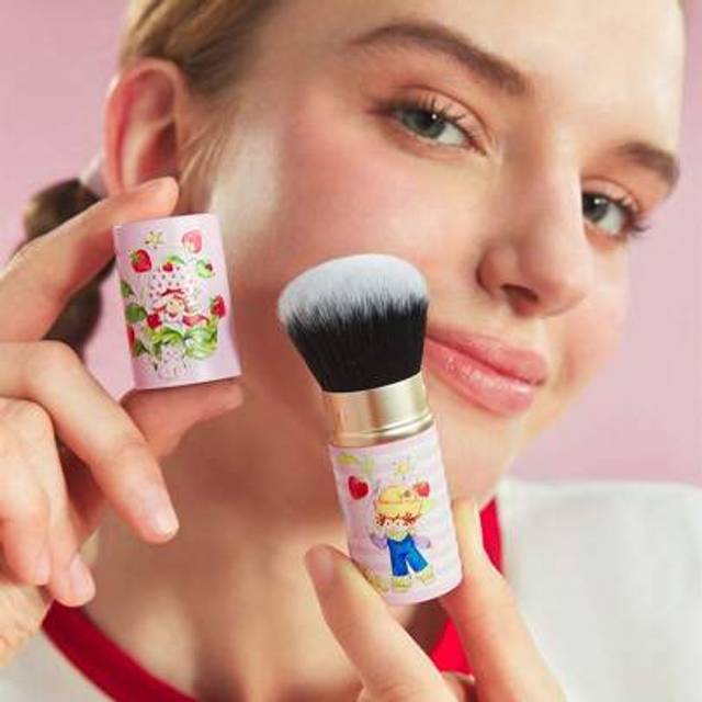 SHEIN Cute Strawberry Cartoon Retractable Powder Brush, Portable Design For Coordinating With Powder Cosmetics Such As Powder Compact And Blush