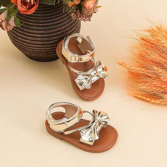 SHEIN Cute Toddler Gold Flower Decorated Sandals