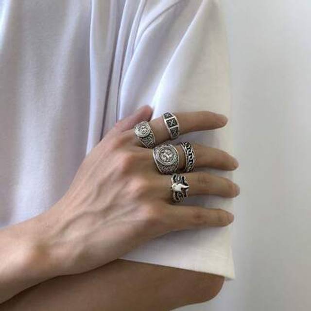 SHEIN 5pcs Vintage Metal Geometric Totem Men&#39;s Rings Set, Fashionable And Cool Design