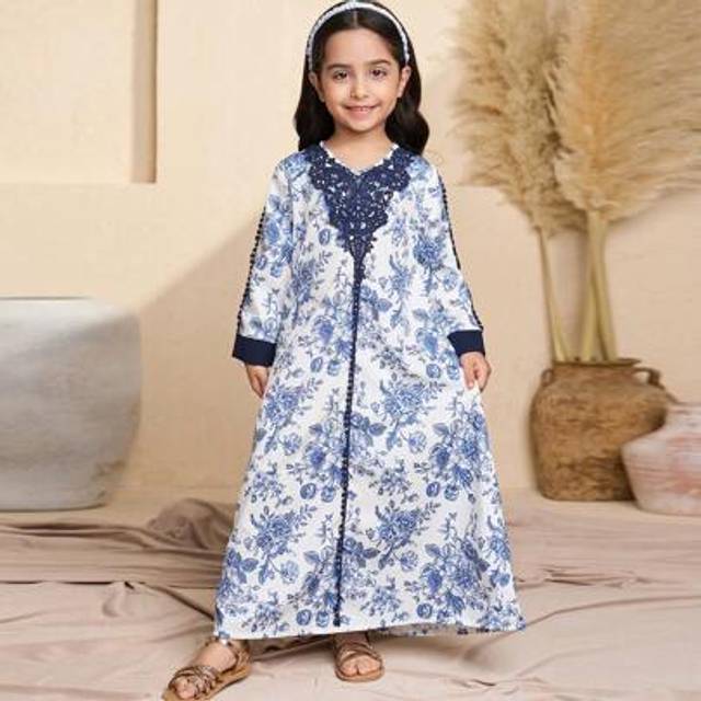 SHEIN Young Girls Blue & White Floral Print Dress, Abaya With Blue Floral Trim Collar And Cuffs, Fashionable Casual Wear Suitable For Spring And Summer