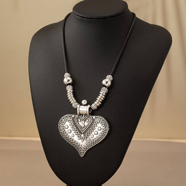 TEMU Vintage Heart Pendant Necklace, Antique Embossed Metal Pattern, Elegant Bohemian Style, Alloy Chain For Daily And Gift , Jewelry
