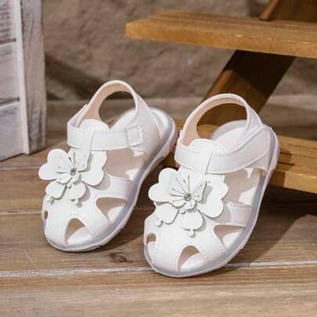 SHEIN Baby Girls&#39; White Soft Sole Sandals With Butterfly Decor, Simple & Cute Design, Suitable For Summer Indoor/Outdoor, Versatile
