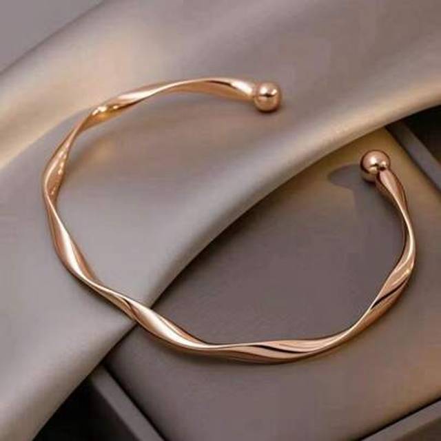 SHEIN 1pc Minimalist Rose Gold Twisted Bangle, Fashionable Elegant Unique Design Women&#39;s Bracelet Suitable For Daily Wear & Holidays
