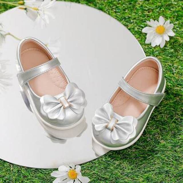 SHEIN White Dress & Cute Silver Bow Decor Flat Shoes Set For Kids, Warm Family Party Activity Indoor
