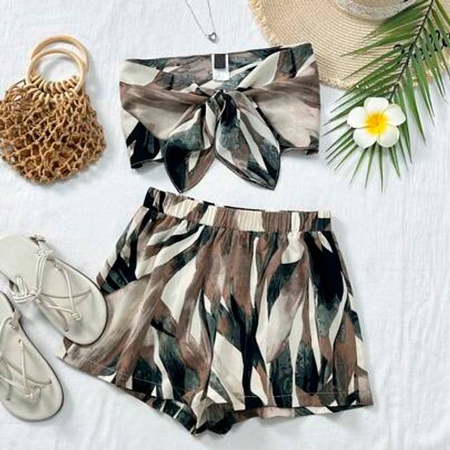 SHEIN Plus Size Holiday Woven Printed Crop Top & High-Waisted Loose Shorts Women&#39;s Two Pieces Set, Rave Outfits Festival, Business Casual Woman, Boho Countr