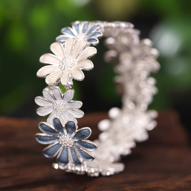 TEMU Daisy , Boho-chic Stretch Bracelet With Enamel Daisy Flowers - Alloy, & Special Occasions, Elegant Gift For Her