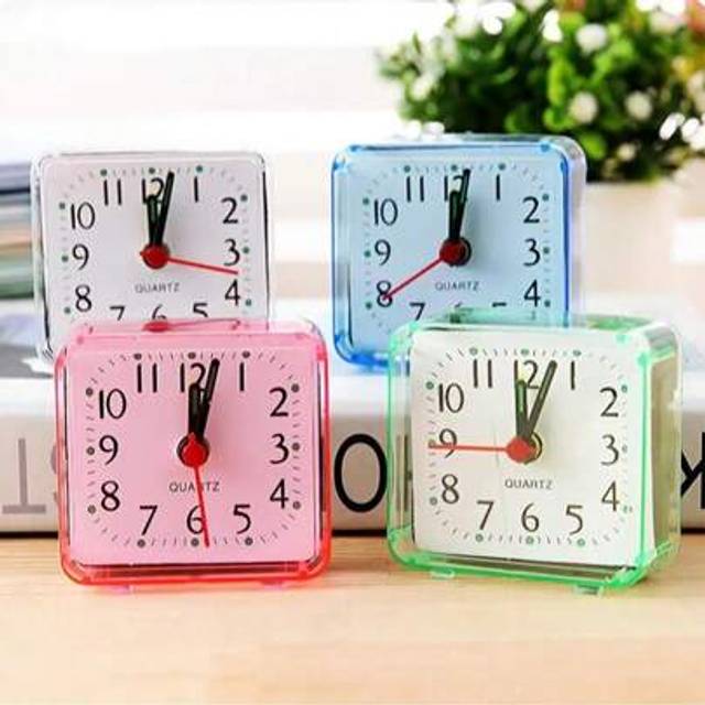 SHEIN Digital Alarm Clock Bedside Small Alarm Clock Quartz Battery Operated Square Student Bedroom Wake Up With Beeping Sound Room Decor Digital Clock