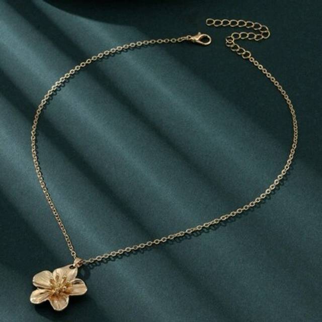 SHEIN 1pc Gold Flower Pendant Necklace, Suitable For Women&#39;s Valentine&#39;s Day Wedding Gift, Also A Great Daily Wear Jewelry