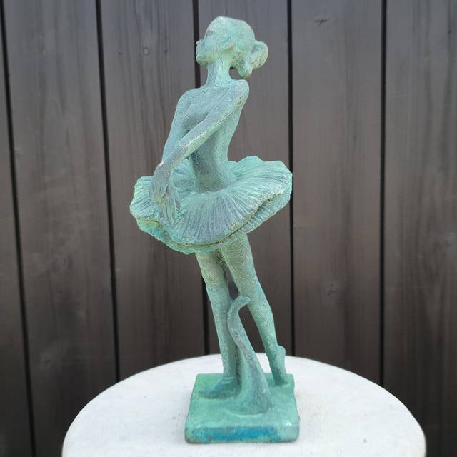 Lark Manor Cielito Iron Garden Statue blue;green 27cm H X 10.5cm W X 10.5cm D