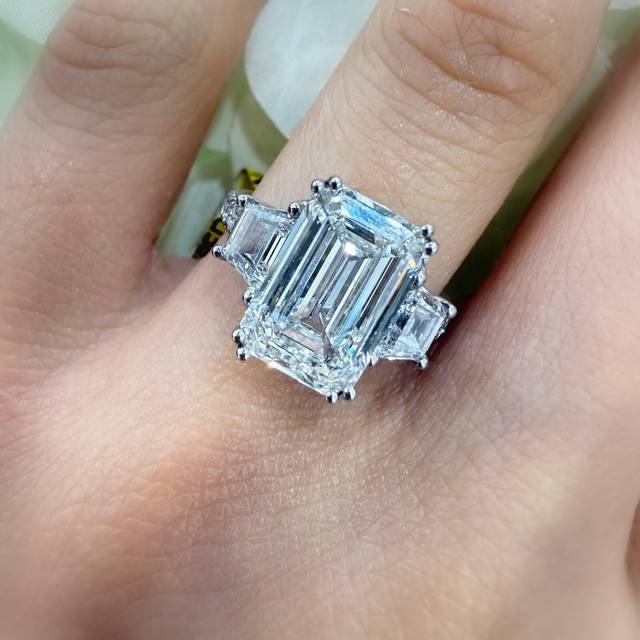 Igi 5.00ct lab grown emerald with side diamond engagement ring in platinum