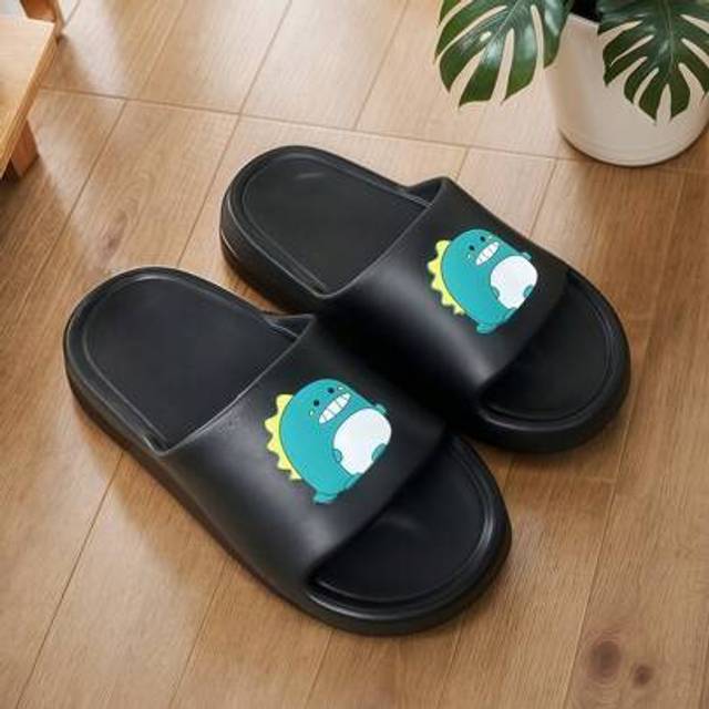 SHEIN Men&#39;s Summer Indoor Slippers, New Green Mini Dinosaur Pattern, Comfortable Soft Fashion Versatile EVA Material Bathroom Non-Slip Odor-Resistant Antiba