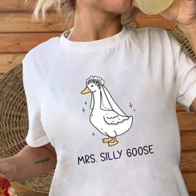 SHEIN Women&#39;s Summer Mrs. Silly Goose Bridal Pattern Print Round Neck Short Sleeve Simple Casual Everyday Plus Size T-Shirt Tops, Women&#39;s Tops, Women&#39;s Summ