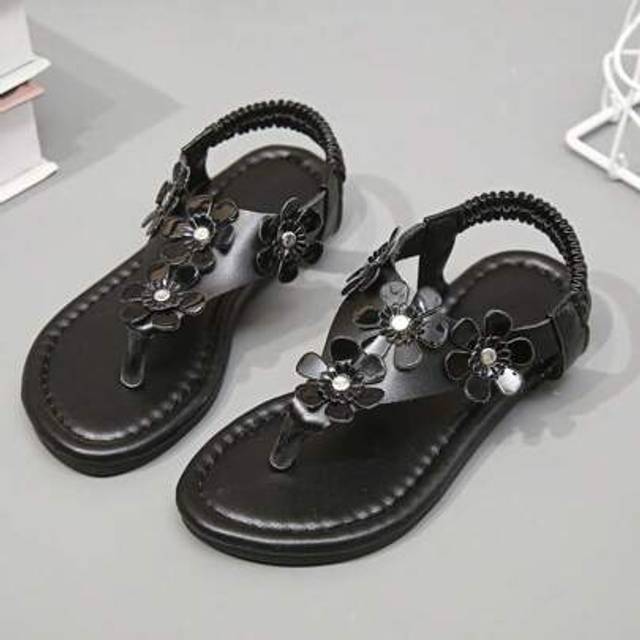 SHEIN Kids Flower Decorated Roman Style Flat Sandals With Elastic Ankle Strap, Black, Suitable For Daily Wear In Summer