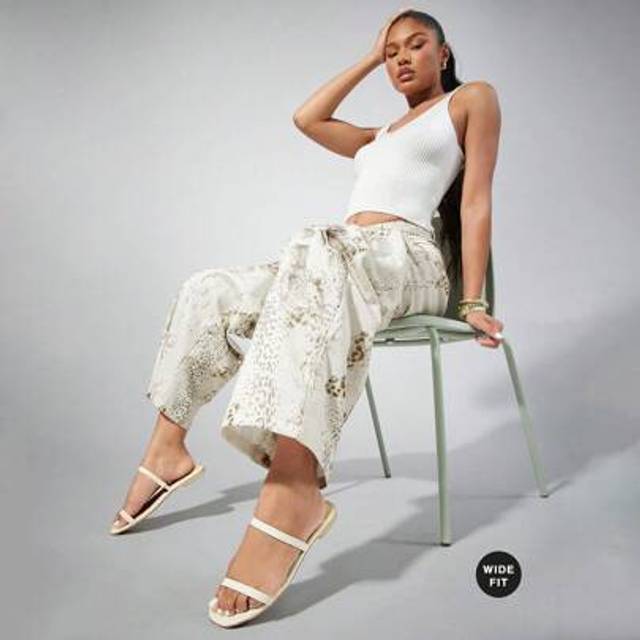 SHEIN Wide-Fit Women&#39;s Two Thin Band Round Toe Flat Slide White Sandals