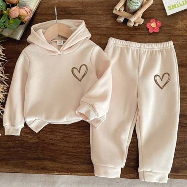 SHEIN Baby Girl Cute Minimalist Hand-Drawn Heart Pattern Beige Knit Soft Hooded Loose Fit Long Sleeve Sweatshirt And Pants Set, Suitable For Autumn/Winter