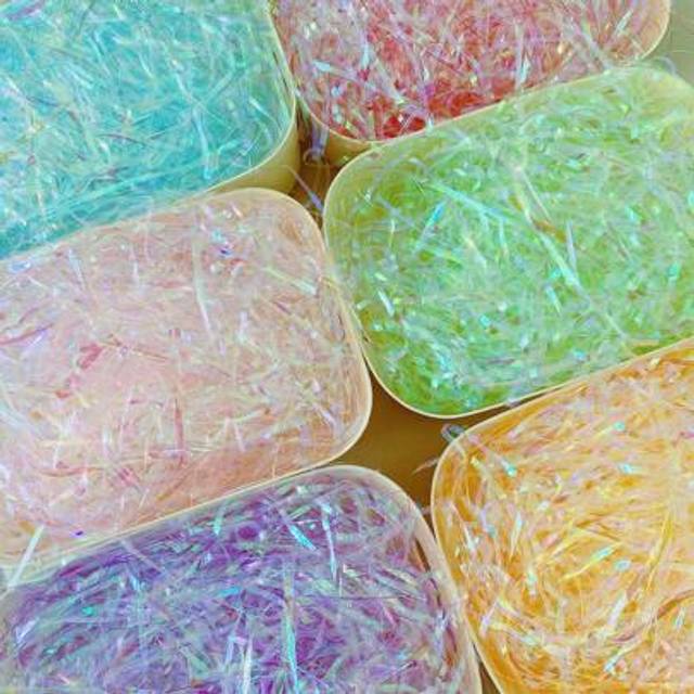 SHEIN New Iridescent Raffia Filler Gift Box Packaging, Valentine&#39;s Day, Easter Plastic Raffia Filler Silk Birthday Gift Box Favor Bag Decor Filler Valentine