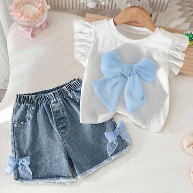 SHEIN Girls&#39; Casual Sweet Round Neck Cap Sleeve Fitted Crop Top & Bowknot Elastic Waist Frayed Hem Denim Shorts Set