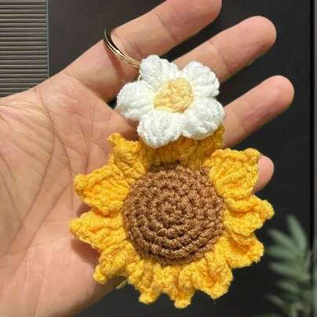 SHEIN 1pc Handmade Crochet Sunflower Keychain Fashionable Versatile Bag Pendant Cute Keyring Beach Daisy