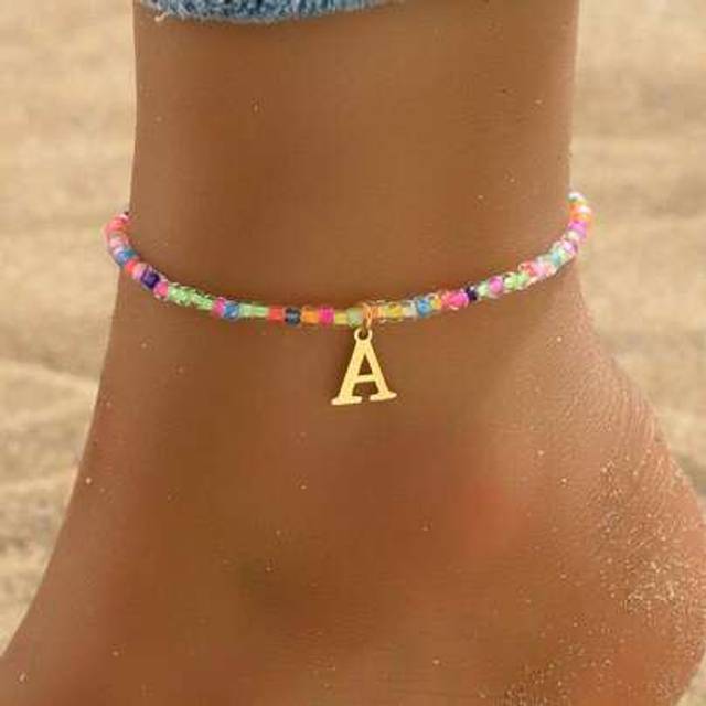 SHEIN 1pc Fashionable Bohemian Style Elegant Women&#39;s Beach Vacation Style Gold 26 Letters Pendant Colorful Elastic Beaded Anklet, Suitable For Travelling An