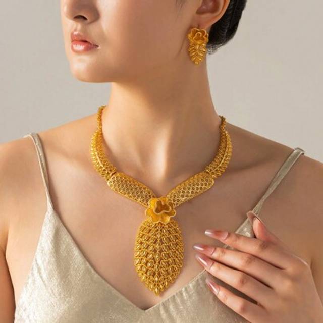 SHEIN 2pcs/Set Women&#39;s 24K Gold Dubai Style Fashion Jewelry Necklace & Earrings Set
