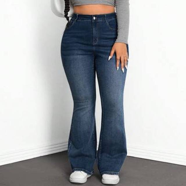 SHEIN Plus Size Women Solid Color Slim Fit Flared Leg Denim Jeans