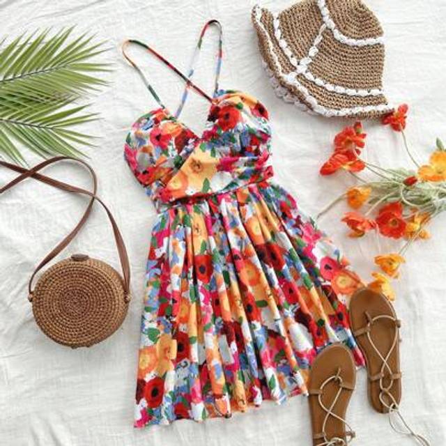 Soleia Women&#39;s Vacation Style Bright Floral Print Deep V Backless Tie Ruffle Hem Dress, Suitable For Weddings, Beach, Music Festivals, Summer