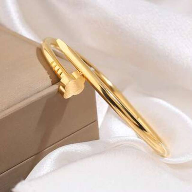 SHEIN 1pc Women&#39;s Fashion Elegant Four-Leaf Clover Cuff Bracelet, 18K Gold, Stainless Steel, Waterproof, No Fading, Suitable For Daily Wear, Ideal Mother&#39;s