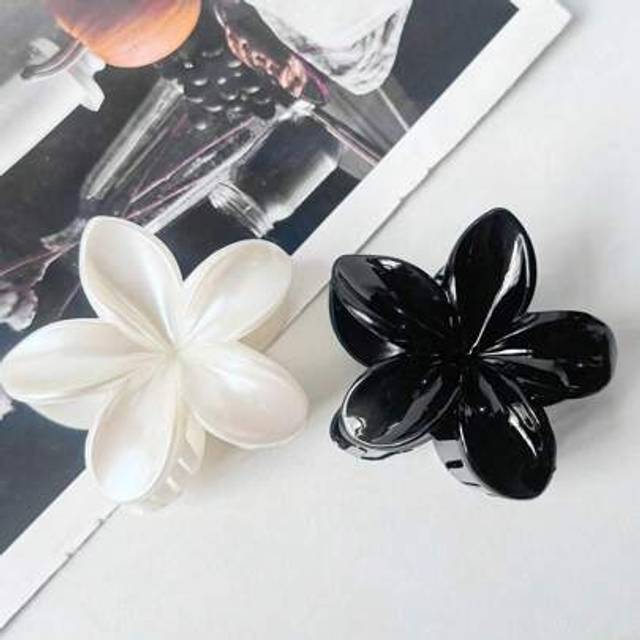 SHEIN 2pcs Women&#39;s Large Acrylic Flower Hair Claw Clips, Elegant Chic Personalized Occiput Bun Updo Clip, Floral Decor Hair Accessory, Versatile For Everyda