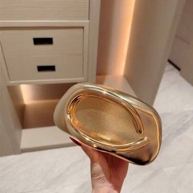 SHEIN 1pc European & American Fashion Metal Decor Mini Box Clutch Bag, Glamorous Metallic Trim Women&#39;s Party Handbag, Elegant Luxury Feel For Evening Dress,