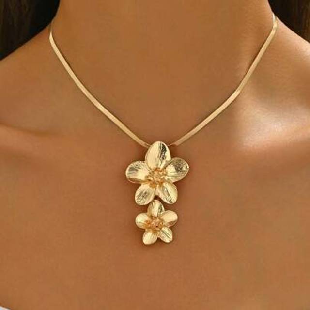 SHEIN 1pc Elegant Floral Gold Color Necklace, & Versatile Design, Sweet Luxury Jewelry For Women, Suitable For Daily Wear, Beach Vacation, Party, Gift For F