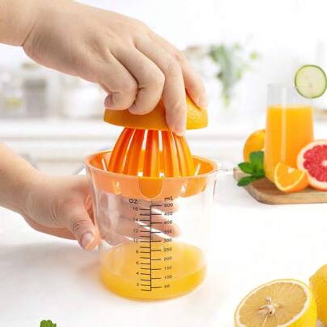 SHEIN 1PC Orange Lemon Juicer and Reamer Manual Squeeze With 2 Cup 500Ml Measuring Cup