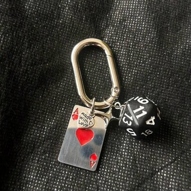 SHEIN 1pc Unisex New Dice Keychain Poker Card Charm Pendant Fashionable Personalized Purse Accessory Goth