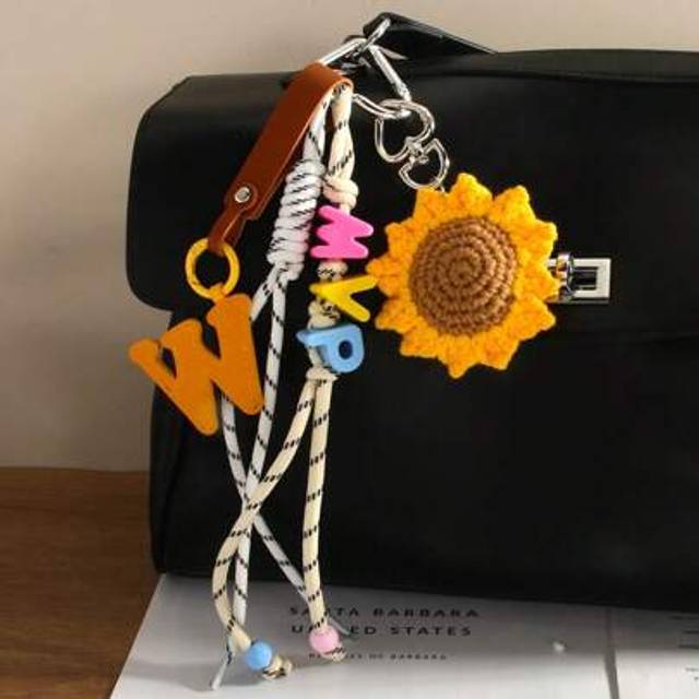 SHEIN 1pc Creative Knitted Mini Bouquet Decoration Keychain, Bowknot Hanging Ornament, Elegant Handbag Charm