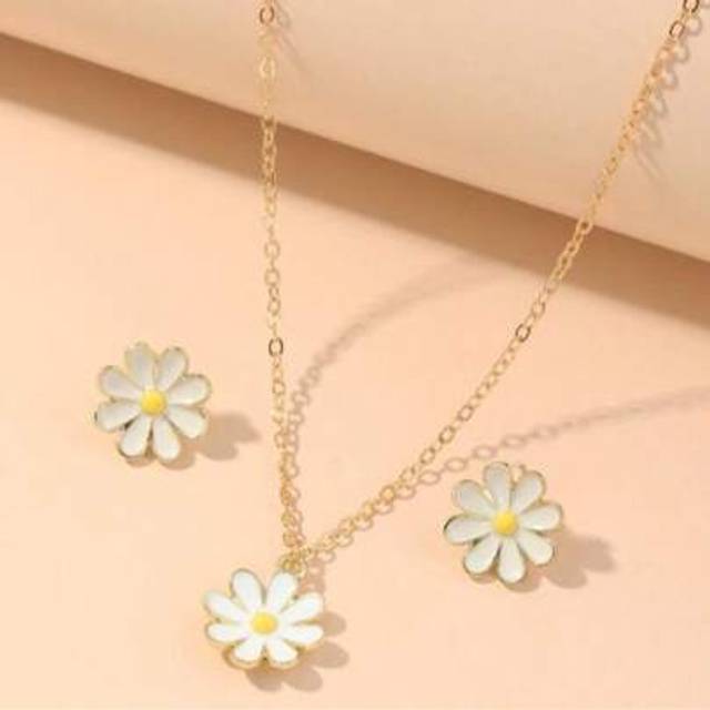 SHEIN Minimalist Daisy Necklace For Women, Gold Tone Delicate Collarbone Chain Small Flower Pendant Necklace, Unique Design