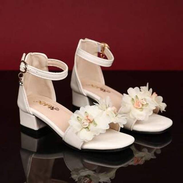 SHEIN Girls Low Heel Performance Sandals With Mesh Flower Decor, White Stage Show Cosplay Strap Hook And Loop Shoes