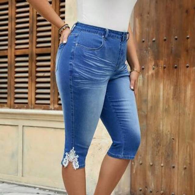 SHEIN Plus Size Women Lace Decor Side Slit Blue Denim Elastic Skinny Pants Denim Capris For Women Summer Jeans Lace Jeans Capri Jeans Jeans With Lace Trim