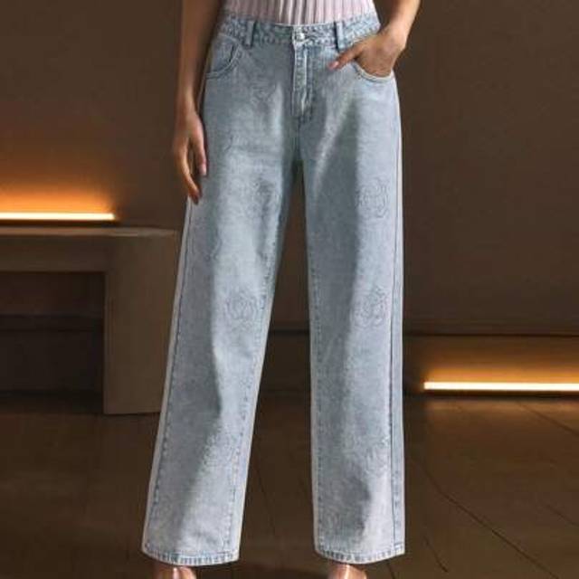 Selenza Women&#39;s Casual Rhinestone Flower Pattern Mid-Waist Straight Leg Jeans