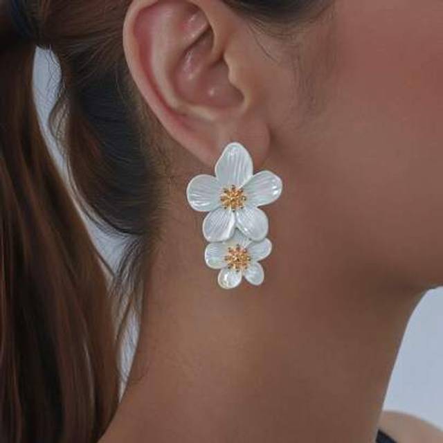 SHEIN 1 Pair Elegant & Fashionable French Style White UV Plated Floral Earrings, Suitable For Daily, Vacation, Festival, Party Wear