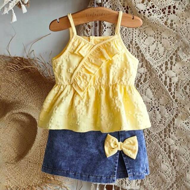 SHEIN Baby Girl Summer Fashionable Sleeveless Knit Camisole Top Paired With Stylish Denim Shorts Set, Suitable For Casual Wear, Home, Outdoor Activities, Or